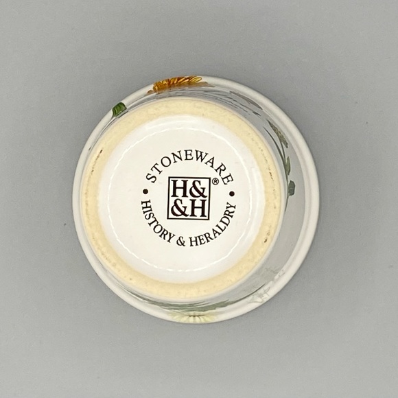 New History & Heraldry Stoneware Grandma Candle Floral Bugs Home Office Decor - Picture 3 of 8